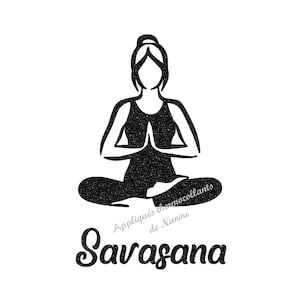 Peut inclure: Graphique noir et blanc d'une personne en posture de yoga assise, les mains jointes en prière. Le mot "Savasana" est écrit en cursive sous la figure. L'image comprend également le texte "Appliqués thermocollants de Nanou."