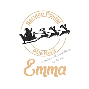 Può includere: Un design festivo con Babbo Natale su una slitta trainata da renne, con il testo "Service Postal Pôle Nord" in una cornice circolare. Il nome "Emma" è visualizzato in un carattere glitterato, perfetto per l'artigianato natalizio.