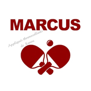 Könnte beinhalten: Ein Logo mit dem Wort "MARCUS" in fetten roten Buchstaben. Darunter eine Grafik von zwei roten Tischtennisschlägern und einem Ball. Der Text "Appliqués thermocollants de Nanou" ist hellgrau.