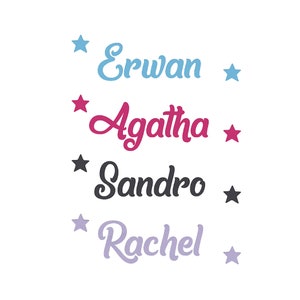 Può includere: Sfondo bianco con i nomi Erwan, Agatha, Sandro e Rachel in diversi colori e caratteri. Ogni nome è accompagnato da una stella. I nomi sono in blu, rosa, grigio scuro e lavanda.