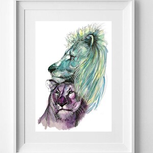 Puede incluir: Una pintura de acuarela de un león y una leona. El león es azul y verde, mientras que la leona es morada. El león está mirando hacia la derecha, mientras que la leona está mirando al espectador.
