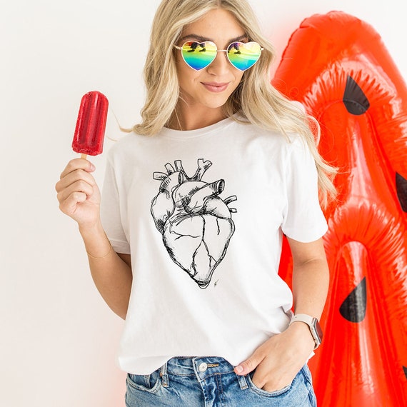 Camiseta blanca de corazón, 100% algodón orgánico, tejido y tintas eco vegano.