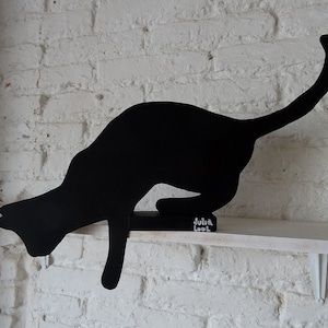GATO SALTANDO. Street art. Gato negro de la artista valenciana Julia Lool fabricado en madera DM.