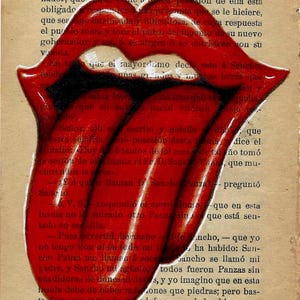 Puede incluir: Ilustración estilizada de una boca roja con una lengua larga, sobre páginas de libro antiguas. La obra es un gráfico audaz, que recuerda la estética del rock and roll.