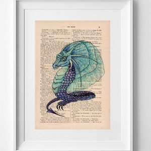 Puede incluir: Una ilustración de un dragón azul y morado en una página de libro vintage con el texto "LES BAKES" y "22".