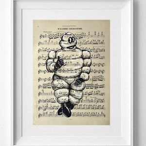 Disegno vintage di Bibendum Michelin su spartito musicale - Decorazione murale riciclata (31,2x23,7 cm)