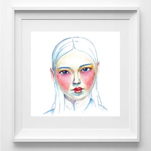 Puede incluir: Una pintura de acuarela de la cara de una mujer con cabello largo y blanco. Sus ojos son azules y sus labios son rojos. Tiene un ligero rubor rosado en las mejillas.