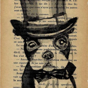 Puede incluir: Una ilustración en blanco y negro de una persona con un sombrero de copa y gafas. La ilustración se superpone a una página de texto de un libro. El texto dice "LE SAINT JOUE... ET GAGNE" e incluye una cita del libro.