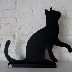 GATO JUGANDO. Street art. Gato negro de la artista valenciana Julia Lool fabricado en madera DM.