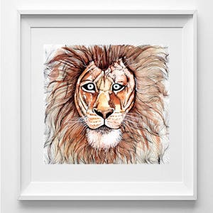 Puede incluir: Un primer plano de la cara de un león con una ilustración detallada de su melena. El león tiene un pelaje marrón claro y ojos azules penetrantes.