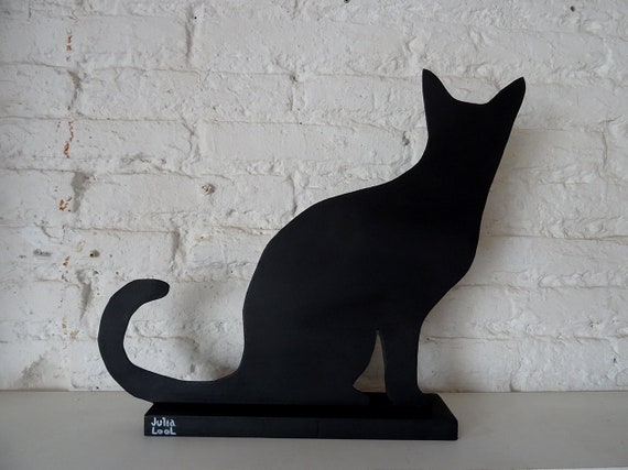 CAT WATCHING. Street art. Black cat by the Valencian artist Julia Lool made of DM wood.