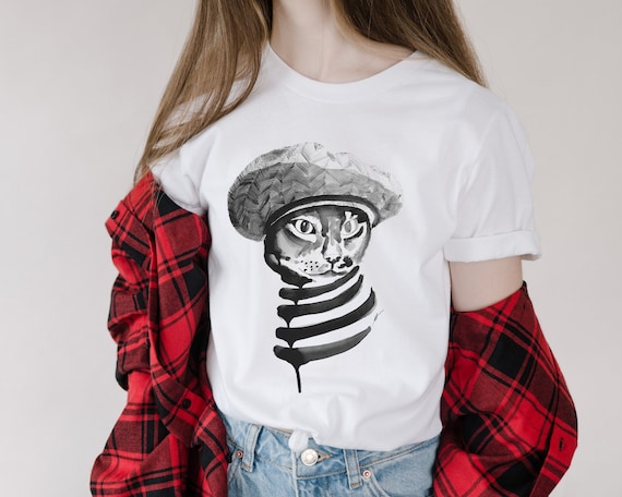 T-shirt printed with a drawing of the cat Miss Cossette. 100% organic cotton.
