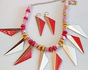 Red, White and Gold Triangle shaped necklace. Red White Beads. Gold Necklace.  Red Gold Earrings. White Gold Earrings. (SKU: #UVF2PP708)