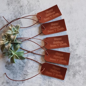 Etiquette en cuir personnalisée, étiquette cadeau en cuir personnalisée, étiquette en cuir gaufrée, étiquette nominative de Noël, cuir véritable