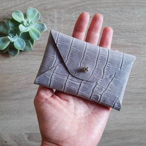 Grijs lederen kaarthoesje met croco print / Gepersonaliseerde envelop kaarthouder / Grijs lederen visitekaartje geval / Echt leer