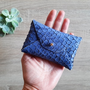 Funda de cuero azul con estampado de serpiente / Soporte para tarjetas de sobre personalizado / Estuche para tarjetas de visita / Cuero genuino / Regalo de Navidad