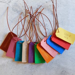 SU TEXTO AQUÍ / Etiqueta de cuero personalizada, etiqueta de regalo de cuero personalizada, etiqueta de cuero en relieve, etiqueta de nombre de Navidad, cuero genuino