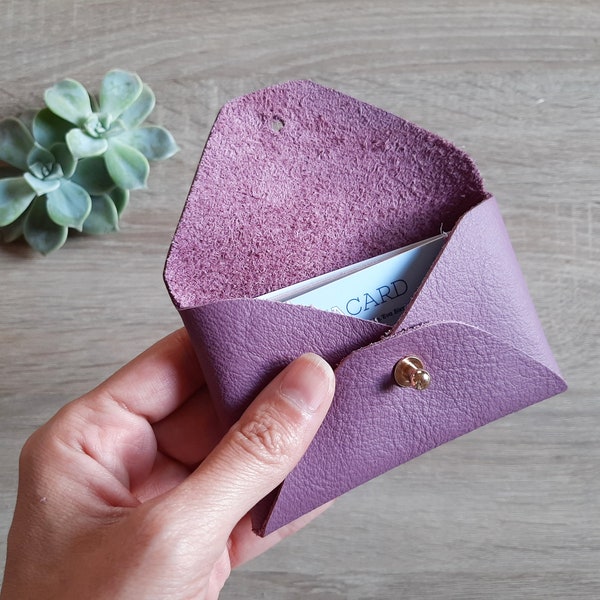 Housse à carte en cuir violet clair / Porte-carte d’enveloppe violette personnalisé / Étui pour carte de visite en cuir / Cuir véritable / Cadeau de Noël