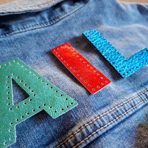 Parche de letras de cuero metalizado: aplique inicial hecho a mano, para coser o pegar
