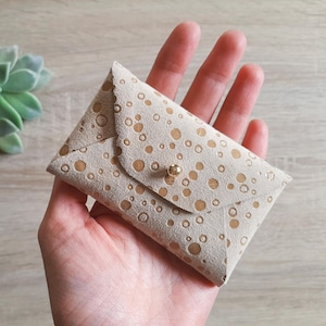 Tarjetero de piel beige con lunares / Tarjetero personalizado con sobre / Tarjetero de piel beige charol / Piel auténtica