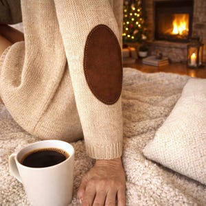 Könnte beinhalten: Set aus drei Keramikbechern mit gesprenkelter, matter Oberfläche. Die Becher sind in Creme-, Hellgrau- und Dunkelgrautönen gehalten. Schlichtes, minimalistisches Design.