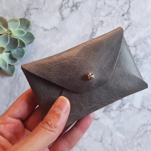 Estuche para tarjeta de cuero gris / Soporte de tarjeta de sobre personalizado / Estuche para tarjeta de visita de cuero gris / Cuero genuino