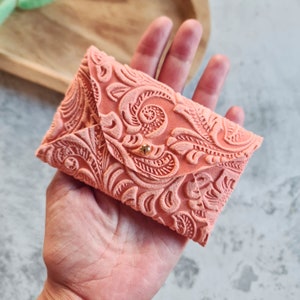 Zalmkleurige leren kaarthouder met bloemenprint / Aangepaste envelop-creditcardhouder / Visitekaartjeshouder / Bloemenkaartportemonnee