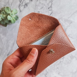 Funda de tarjeta de cuero marrón / Soporte de tarjeta de sobre marrón personalizado / Estuche de tarjeta de visita de cuero marrón / Cuero genuino / Regalo de Navidad