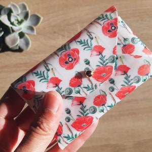 Estuche de tarjeta de PVC con amapolas / Base lechosa / Soporte de tarjeta de sobre de PVC personalizado / Estuche de tarjeta de presentación de PVC / Regalo de Navidad / Estuche de tarjeta vegano