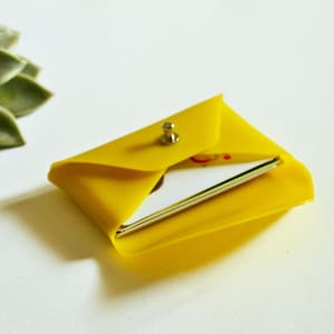 Estuche para tarjetas de PVC amarillo / Tarjetero personalizado con sobre de PVC / Estuche para tarjetas de visita de PVC amarillo / Regalo de Navidad / Estuche para tarjetas vegano