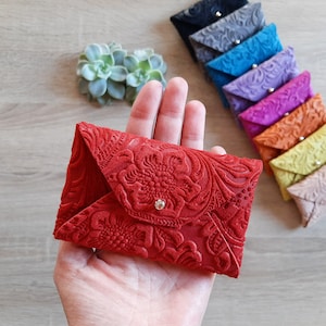 Rotes Leder Kartenetui mit Blumendruck / Personalisierter Briefumschlag Kartenhalter / Rote Visitenkartenhülle / Echtleder / Leder Portemonnaie