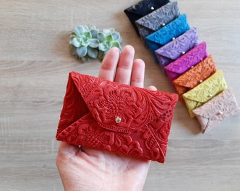 Estuche de tarjeta de cuero rojo con estampado floral / Soporte de tarjeta de sobre personalizado / Estuche de tarjeta de visita rojo / Cuero genuino / Cartera de cuero