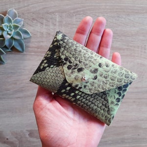 Funda de cuero con patrón de serpiente / Soporte personalizado para tarjetas de sobre verde-negro / Funda de tarjeta de visita de cuero personalizada