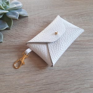 Karabinerhaken - Weißes Leder Kartenetui / Personalisierter weißer Kartenhalter / Visitenkartenetui / Maskenbeutel / Maskentasche