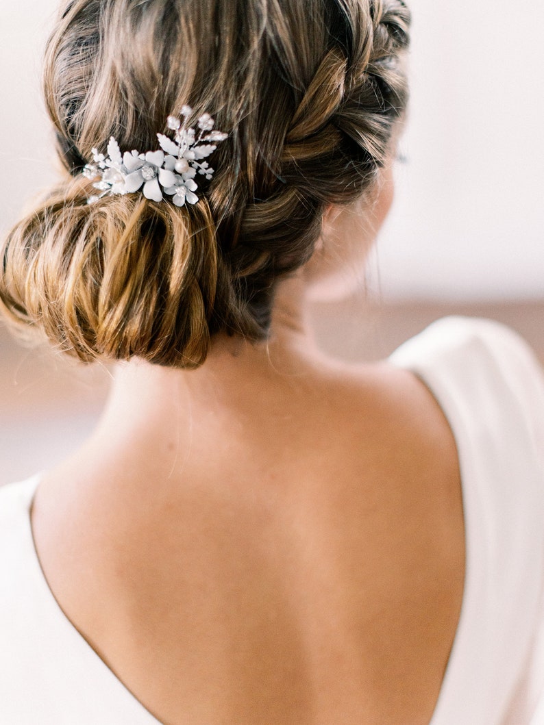 DAMARIS modern white bohemian bridal comb, boho floral wedding hairpiece image 1