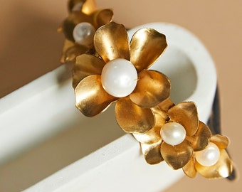 LOGAN - romantic freshwater pearl flower ponytail holder