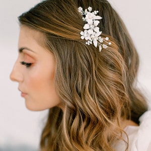 DAMARIS modern white bohemian bridal comb, boho floral wedding hairpiece image 3