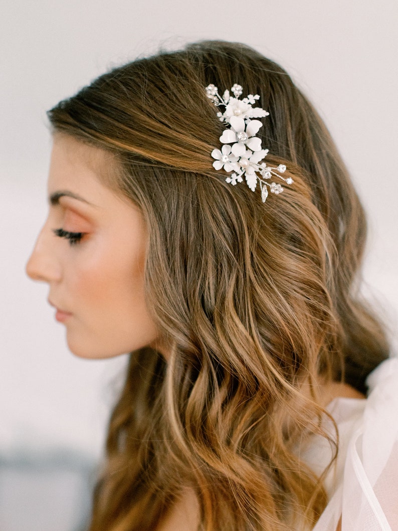 DAMARIS modern white bohemian bridal comb, boho floral wedding hairpiece image 3