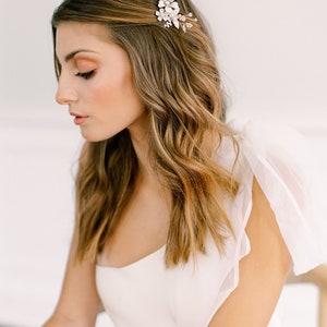 DAMARIS modern white bohemian bridal comb, boho floral wedding hairpiece image 4