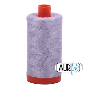 以下が含まれることがあります： 側面に「Aurifil」というブランド名が印刷された、ラベンダー色の糸のボビンです。