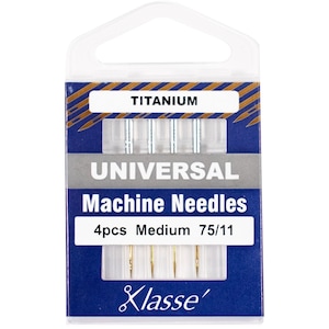 以下が含まれることがあります： チタン製のユニバーサルミシン針4本パック、サイズ75/11、金色で「Klasse」とラベル付けされています。