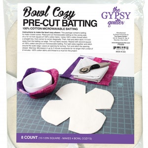 Peut inclure: Paquet de 8 carrés de ouate micro-ondable en coton pré-coupés, blancs, de 26,7 cm de côté, pour réaliser des chauffe-plats. Le paquet comprend des instructions pour la réalisation des chauffe-plats. Le logo The Gypsy Quilter est sur l'emballage.