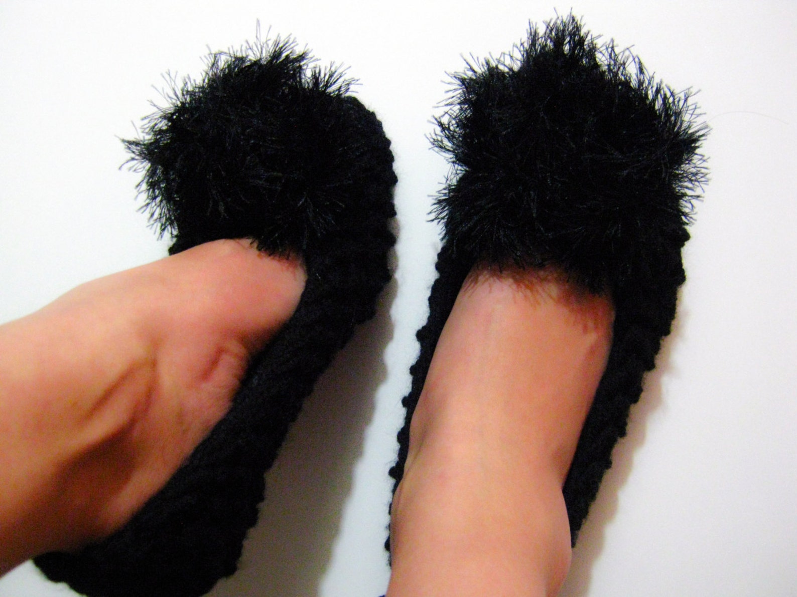 black knitted slippers for women, pompom slippers, chunky slippers, ballet flats, knit slippers, women slippers, house shoes, gi