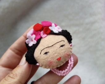 Frida Brosche, Geschenk für sie, Frida Puppe, Frida Accessoires, Filzbrosche