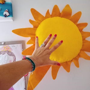 Grande sole, sole per cameretta da appendere,  sole feltro fatto a mano, decorazioni murali cameretta bambini, sole in stoffa da appendere