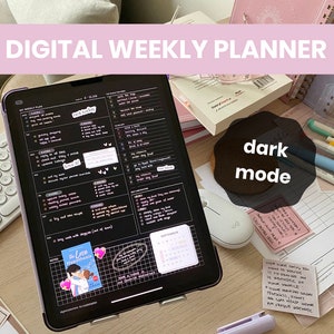 Pode incluir: Um aplicativo de planejador semanal digital em um tablet com uma interface em modo escuro. A tela mostra um calendário com notas escritas à mão e um adesivo que diz "The Love Hypothesis".