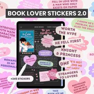 Puede incluir: Una tableta digital muestra una reseña del libro "The Love Hypothesis" rodeada de pegatinas coloridas. Las pegatinas presentan frases como "Worth the Hype", "Enemies to Lovers" y "+345 Stickers". La imagen es un gráfico promocional para pegatinas para amantes de los libros.