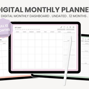 Op de afbeelding: Drie digitale maandelijkse planner sjablonen weergegeven op tabletschermen. De sjablonen zijn niet gedateerd en omvatten 12 maanden. De tekst "FULL 12 MONTHS" is zichtbaar in de linkerbovenhoek van de afbeelding. De tekst "07/JULY" is zichtbaar bovenaan de middelste sjabloon. De tekst "04/APRIL" is zichtbaar bovenaan de linker sjabloon.
