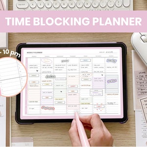 Op de afbeelding: Een roze en witte digitale tablet met een wekelijkse planner-app die openstaat. De app heeft een rasterindeling met vakken in verschillende kleuren voor elke dag van de week. Het scherm toont de tekst "Time Blocking Planner" en "Weekly Planner".