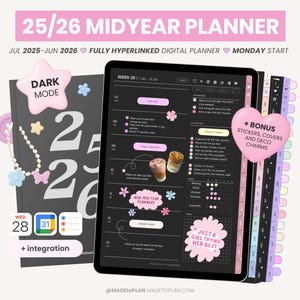 以下が含まれることがあります： 2025年7月から2026年6月までの週ごとのレイアウトを備えた、ダークモードインターフェースのデジタルプランナー。ボーナスステッカーとカバーが含まれています。プランナーは、星型の「ダークモード」アイコンとハート型の「ボーナス」タグで表示されます。